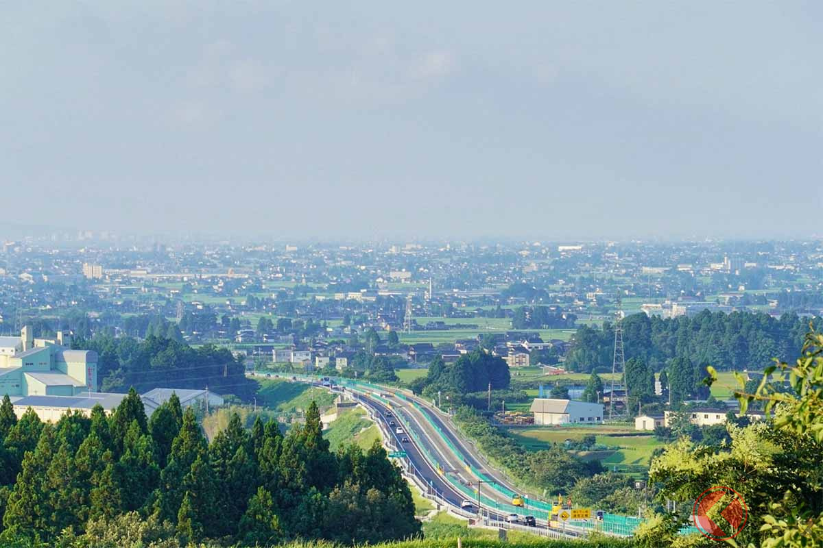 砺波平野を走る東海北陸道(画像:写真AC)