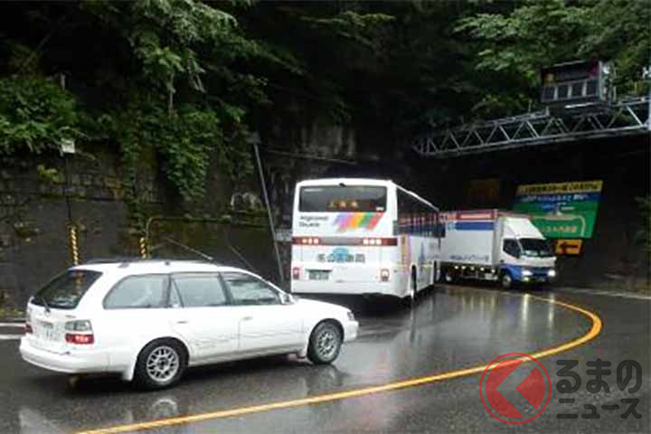 大型車同士のすれ違いが難しい国道158号(現道)の新入山トンネル。バスは対向車の通過を待っている(画像:国土交通省関東地方整備局)