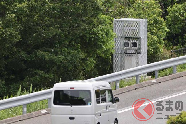 白くピカッ 半固定式オービスが光る瞬間を初確認 大阪に続き3県でいよいよ本格始動 くるまのニュース 白くピカッ 半固定式オービスが光る瞬間を初確認 大阪に続き3県でいよいよ本格始動 くるまのニュース