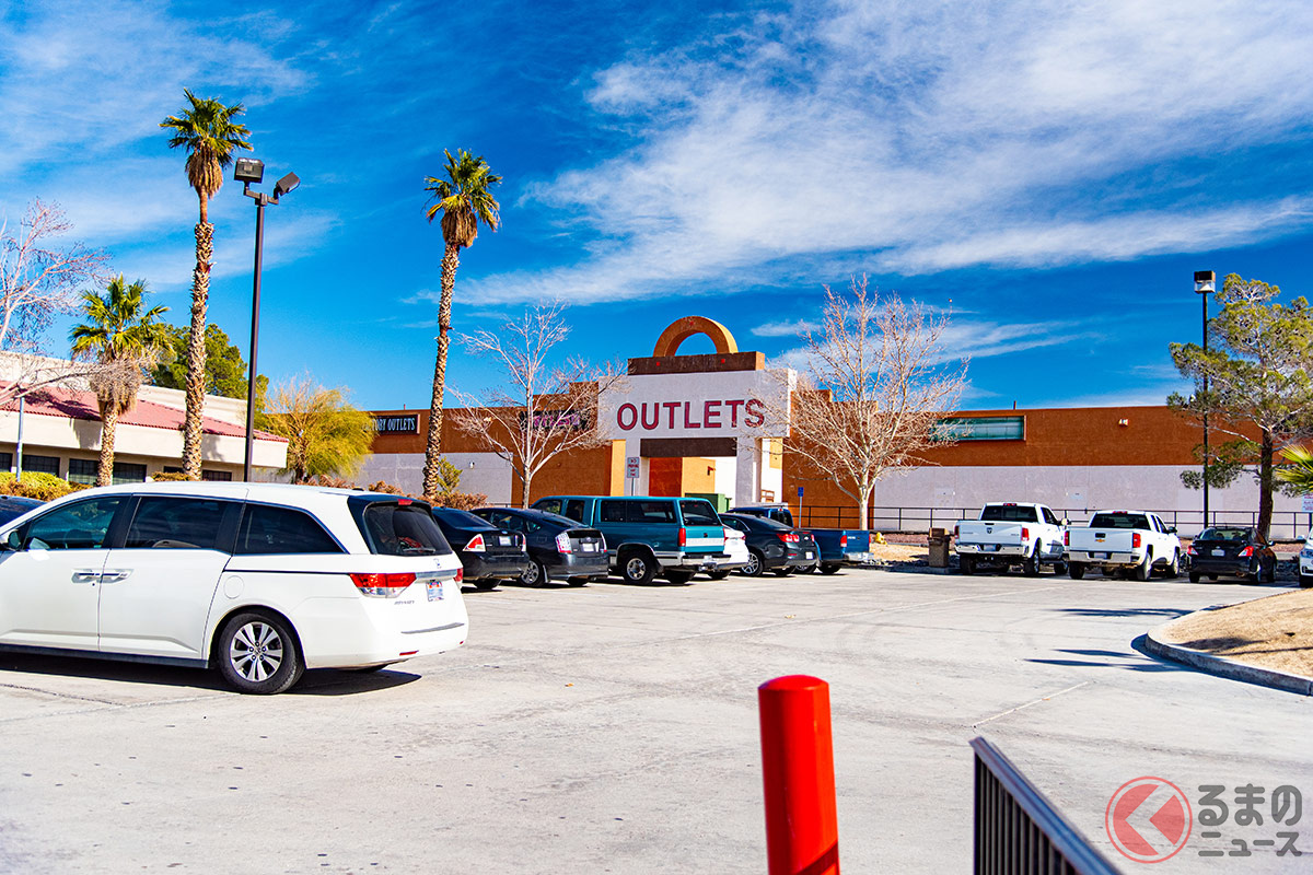 カルフォルニアのショッピングモールにある駐車場。ほとんどが前向き駐車をしている