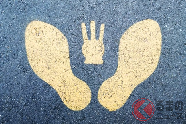 なぜ3本指 足跡と指3本 の標識に一部では 懐かしい 道路に描かれた謎マークとは くるまのニュース