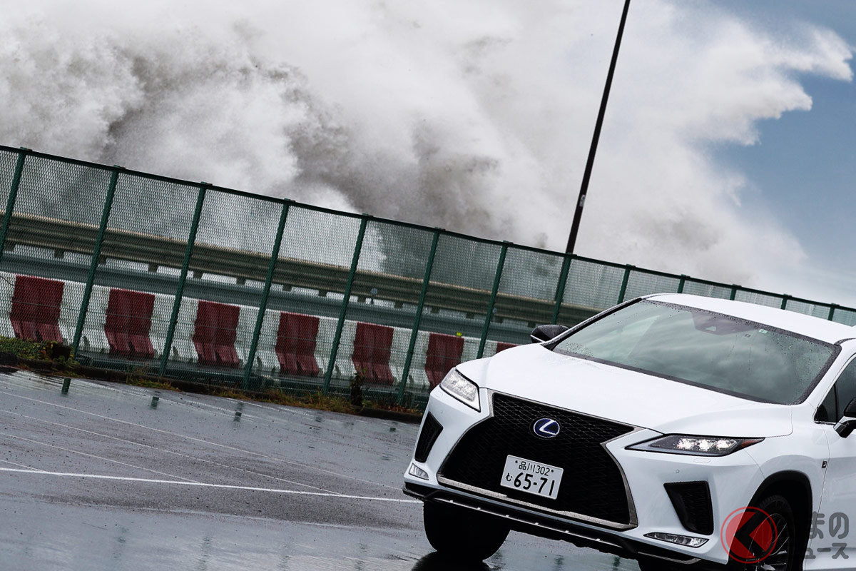 強風時はクルマに対する横風だけでなく、周囲の様子も気にしておくべき!