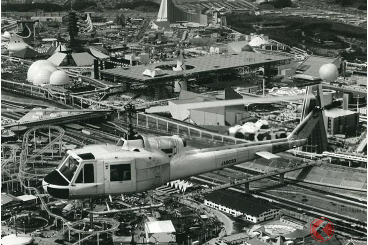 過去にベル社と共同開発 大阪万博会場上空を飛行する富士ベル式204B(1970年)