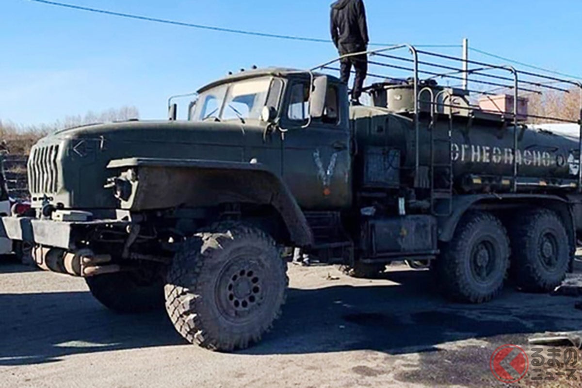 放棄の要因はタイヤにあるのか？ ロシア軍の燃料タンク車がウクライナ領内に乗り捨てられる様子（画像：ウクライナ軍参謀本部）