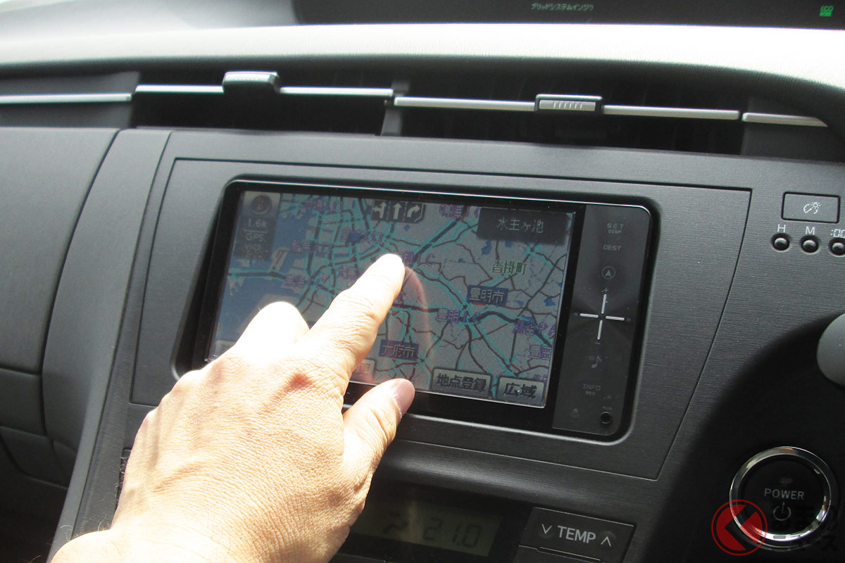 運転中でのカーナビを操作する仕様にすること自体は違法ではないが、運転手が操作するとながら運転となる可能性もある