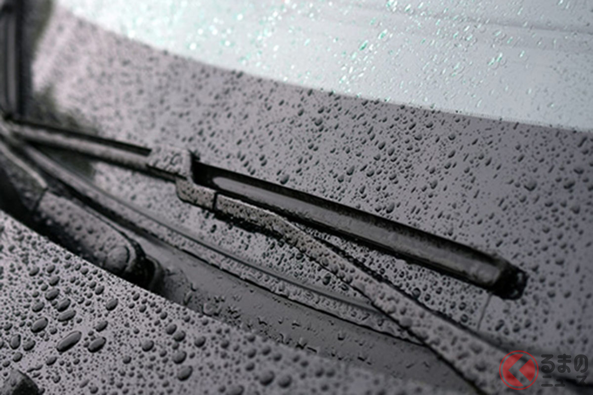 ワイパーは定期的に交換しておくことで雨の日の視界が保たれる