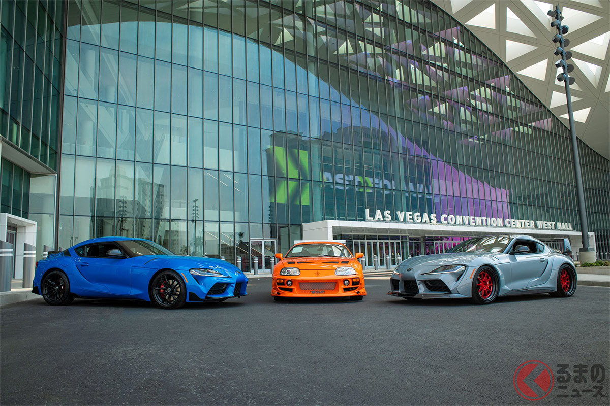 オークションに出品された劇中車の80スープラと現行スープラの3ショット(photo:Barrett-Jackson Auction Company)