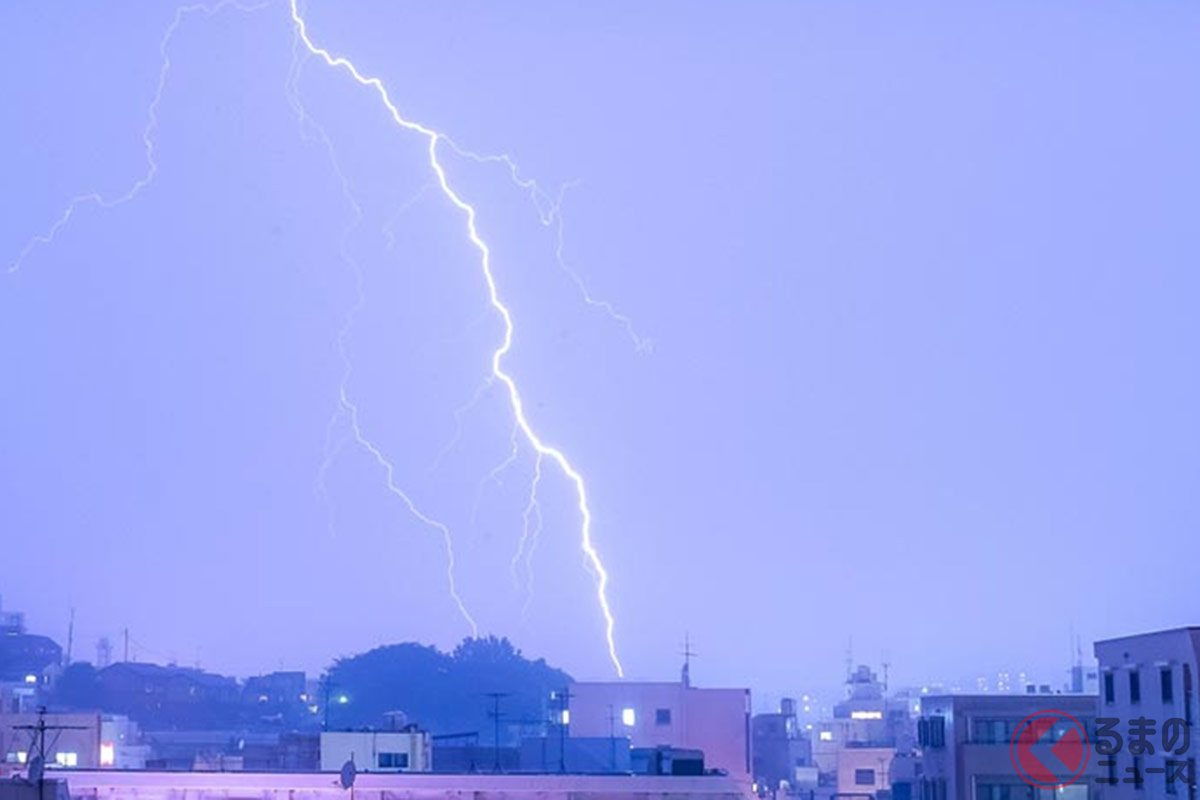 夏場はゲリラ豪雨や雷に注意が必要! 車内に避難するのは安全なのか?