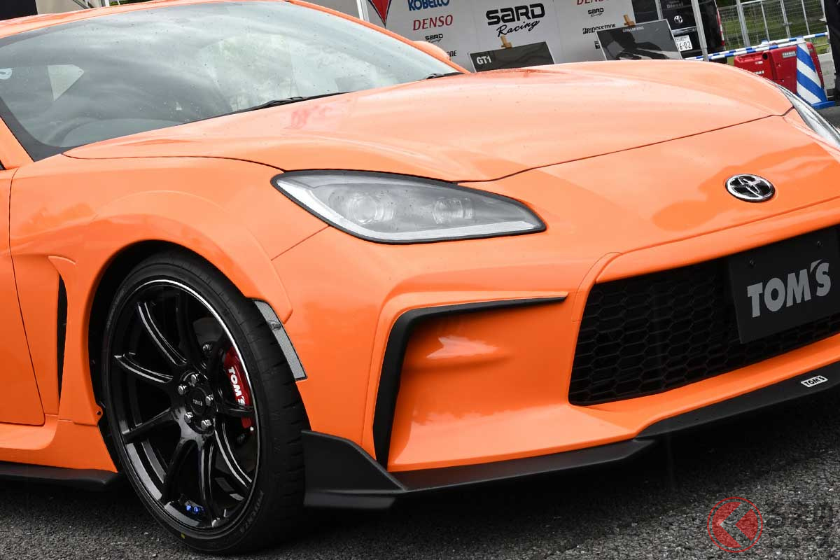 オレンジが目を引くTOM'S 新型「GR86」