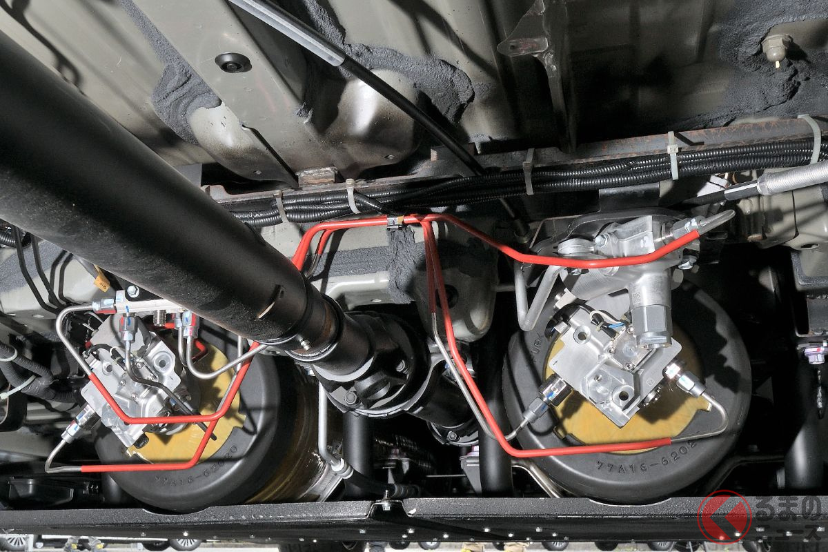 トヨタ新型「ハイエース FCV キッチンカー」のボディ下部には2代目「ミライ」に使われている水素タンクが2本搭載されている