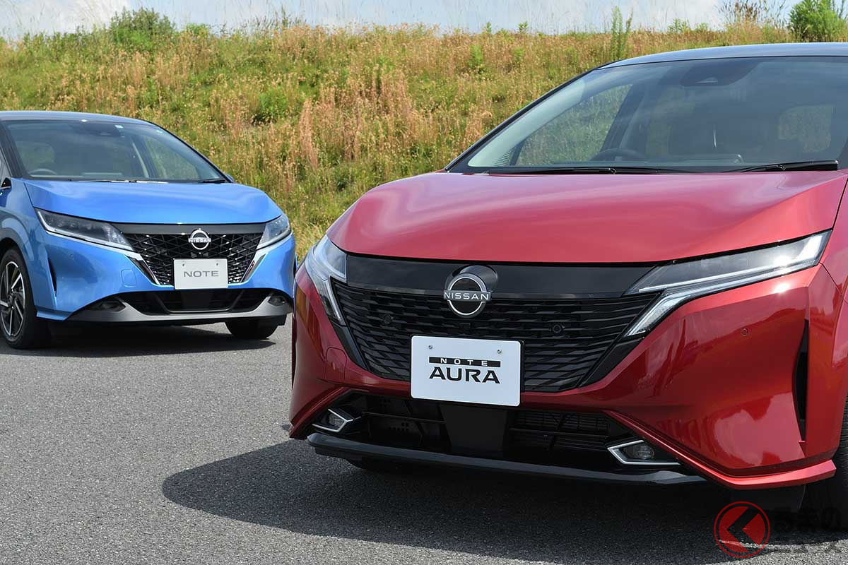 まさに小さな高級車の新型「オーラ」(手前)。ベースの「ノート」(奥)とは随所に違いが存在