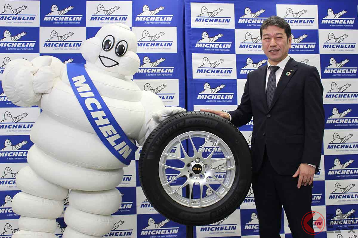 ミシュランの最新プレミアムコンフォートタイヤ「e・プライマシー」の発表会。右は日本ミシュランタイヤ代表取締役社長、須藤元氏