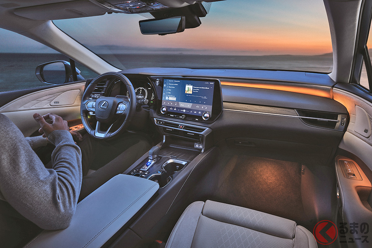 包まれ感がたまらない! 高級感を増したレクサス 新型「RX」の内装・インパネまわり