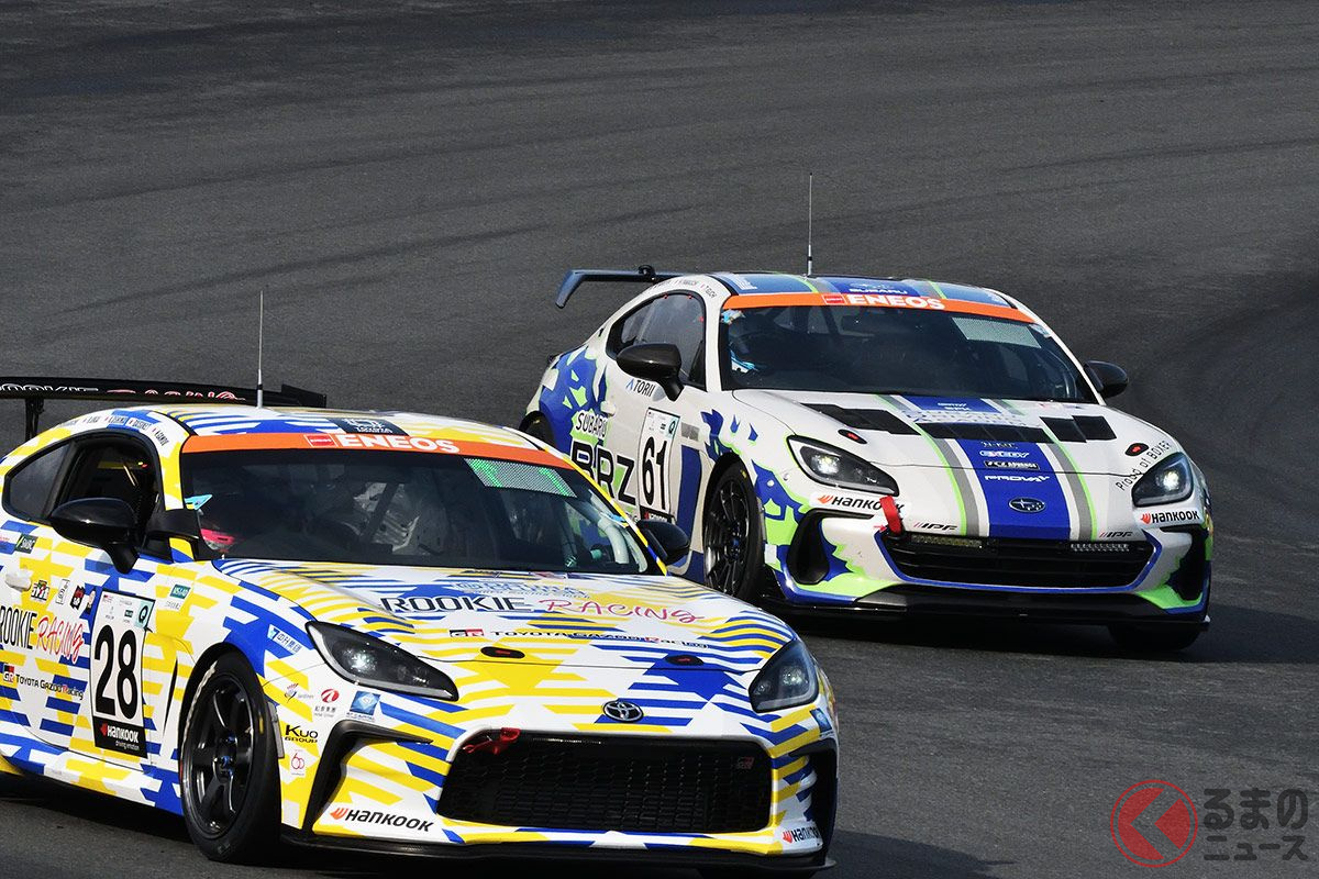 「28号車 ORC ROOKIE GR86 CNF Concept」(手前)と「61号車 Team SDA Engineering BRZ CNF Concept」(奥)が24時間レースに挑む!