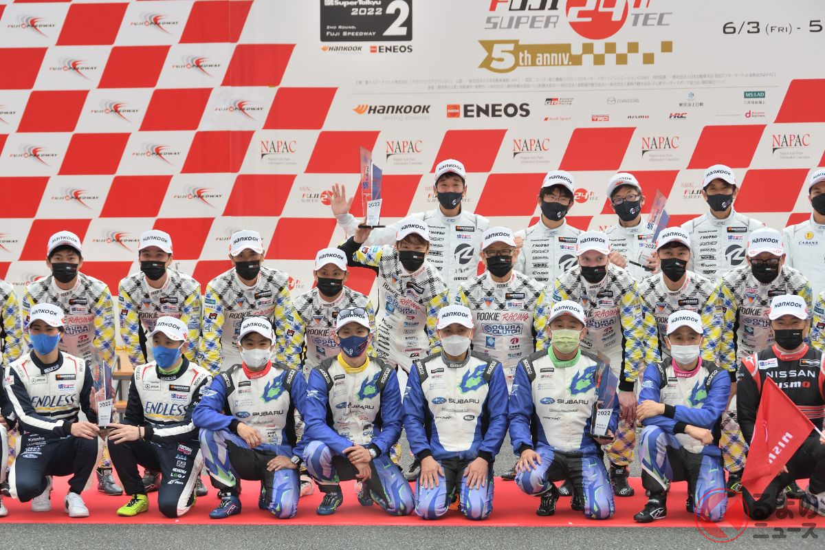 最後は全員で表彰式に参加したORC ROOKIE RacingとTeam SDA Engineeringのドライバー達