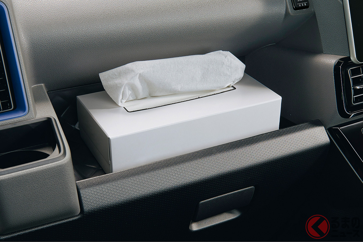 助手席前にティッシュボックスが置ける空間を確保するダイハツ「タント」