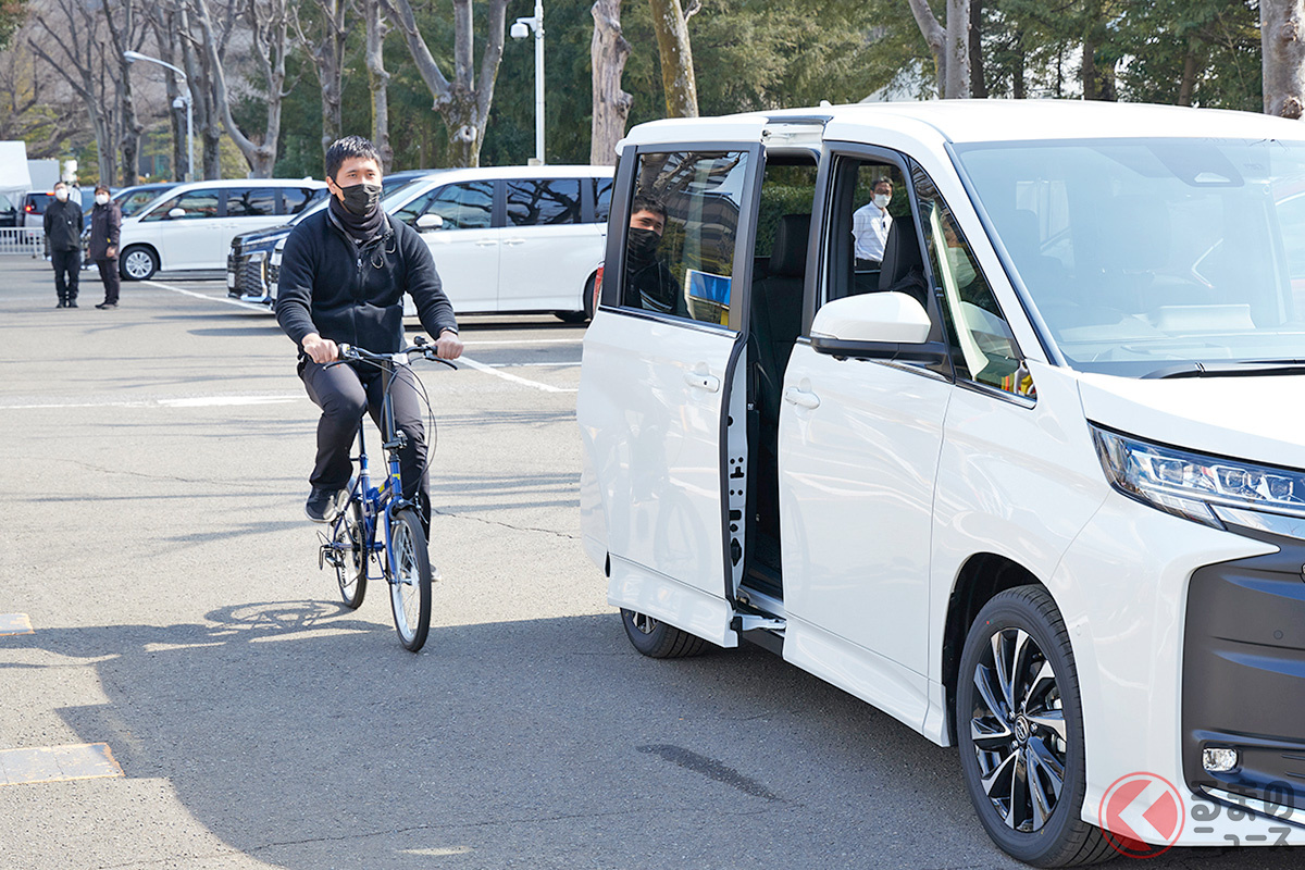 後方の車両からみた場合、通常のヒンジ式ドアに比べスライドドアは開閉していることに気づきにくいことがあります(画像はイメージです)