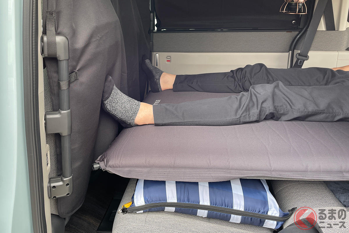 写真のようにクッションや上着などをマットの下に敷き、前後シートの段差をフラットに補正すれば、より快適な睡眠が可能だ