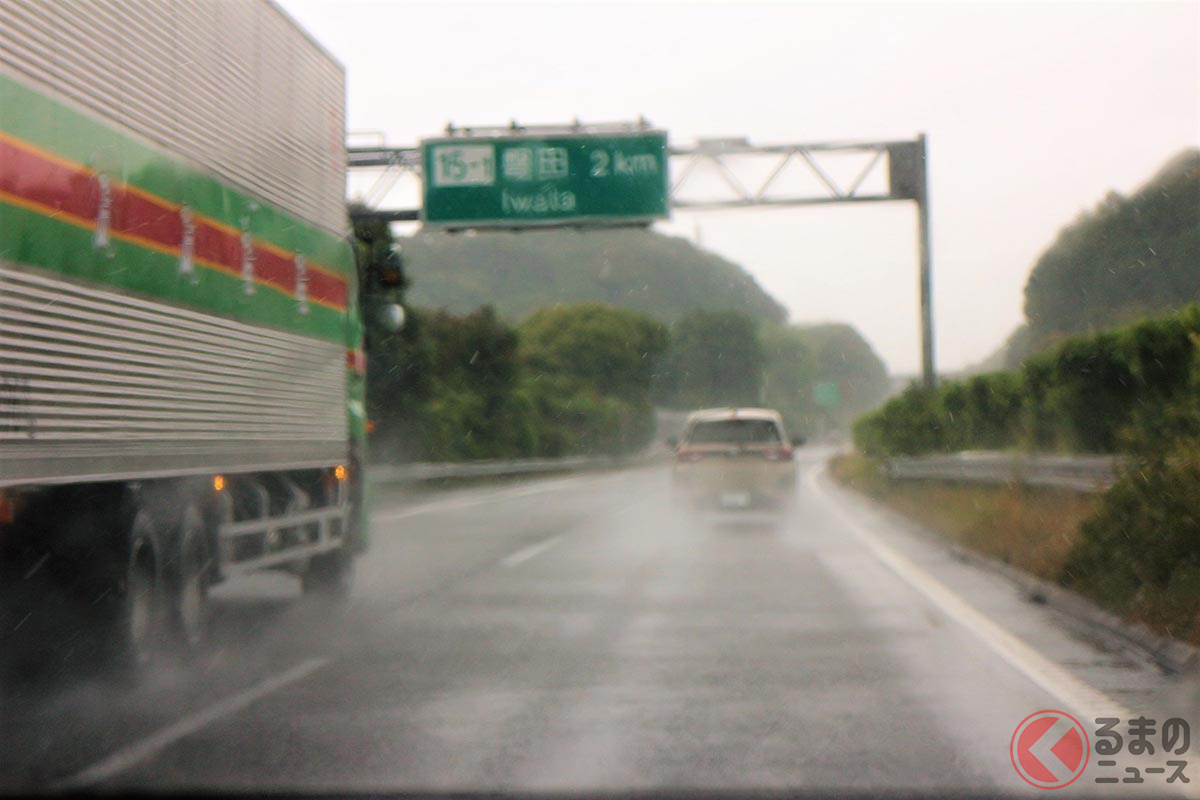 雨で前が見えない状態で走行するのは危険