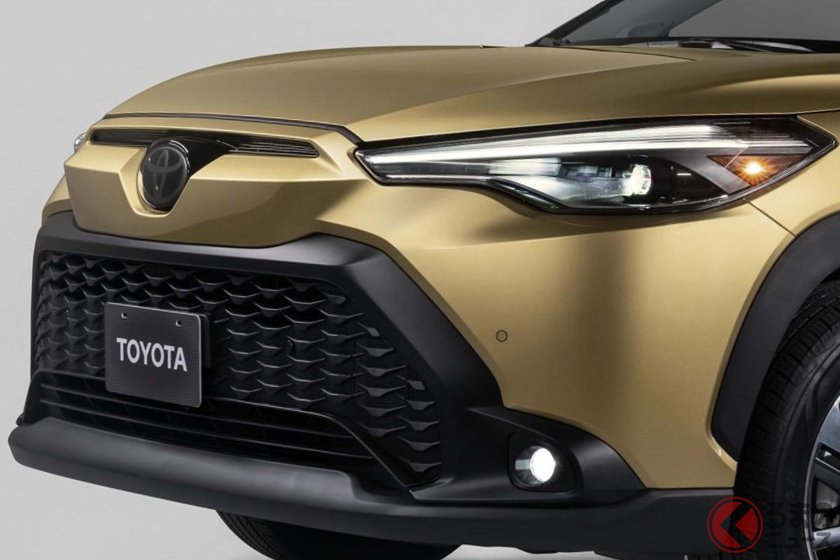 金のボディが目立つトヨタ「カローラクロス ハイブリッド」(米国仕様)