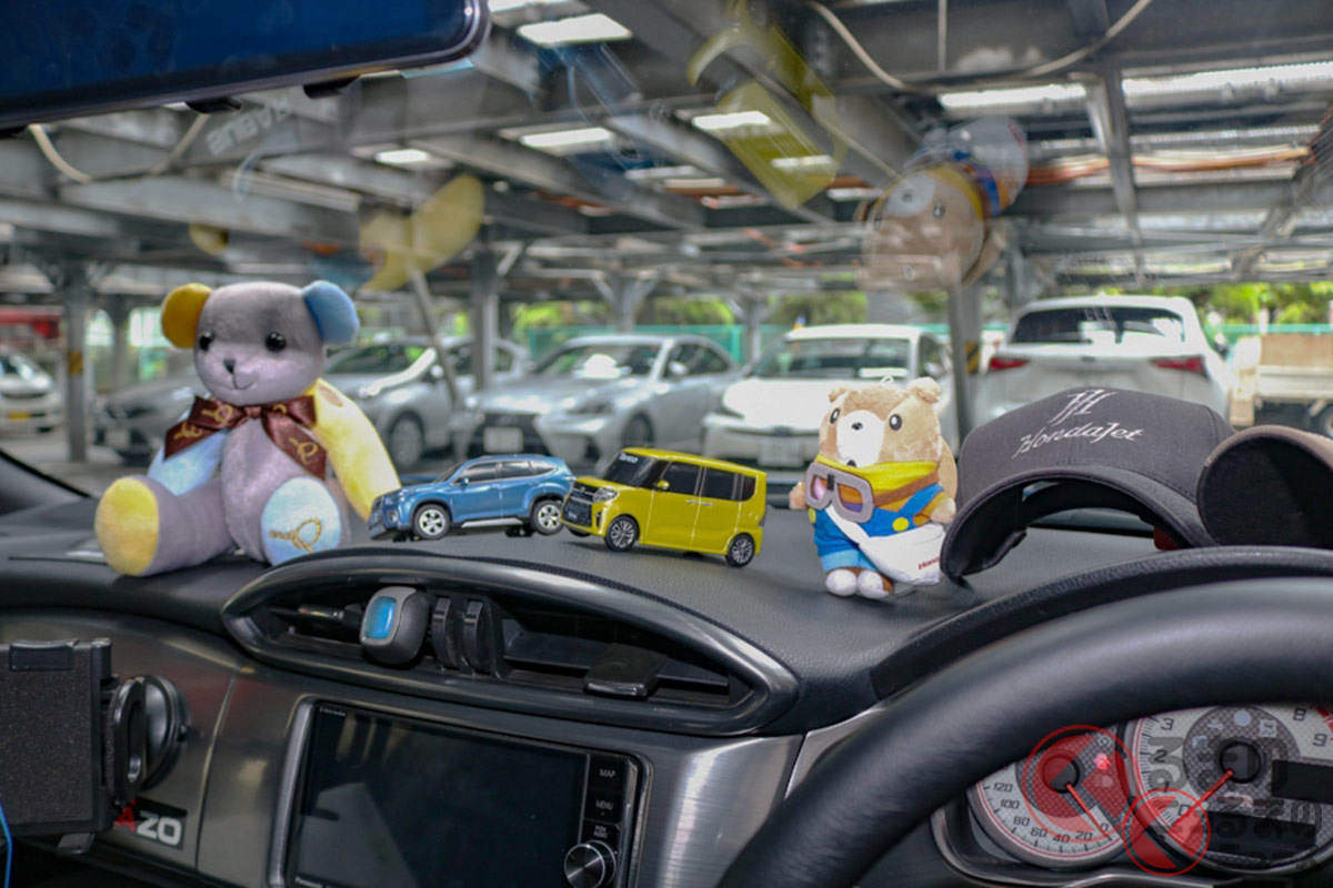 ダッシュボード上に物を置くと直接的に視界を妨げるだけでなくフロントガラスに反射することでも運転に支障を来すおそれがある