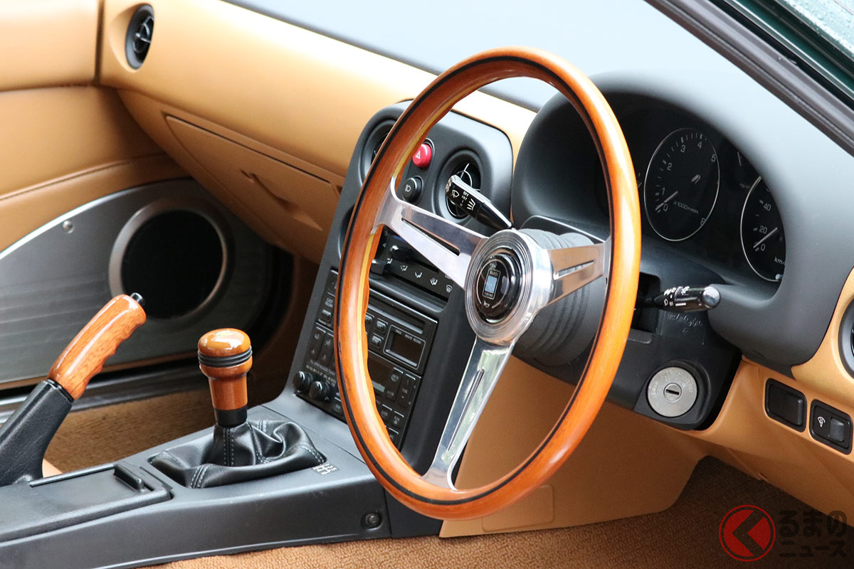 初代「ロードスター(NA型)」では一部グレードにナルディ製のステアリングを採用していたが、これは標準仕様よりも細い径となっている