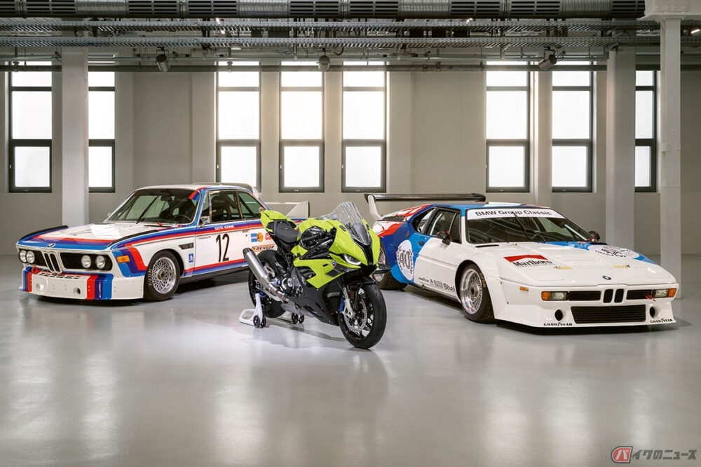  BMW Motorrad「M 1000 RR 50 Years M」と「BMW 3.0 CSL Race Car」（左）、「BMW M1 Procar」（右）