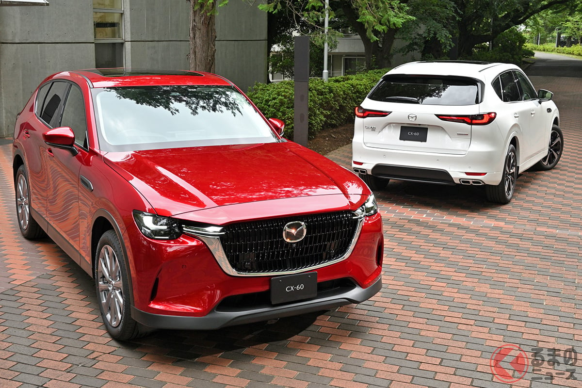 マツダの新型SUV「CX-60」は、同社を象徴する特別色「ソウルレッドクリスタルメタリック」（手前左）に加え、ホワイト系の特別色「ロジウムホワイトプレミアムメタリック」（右奥）も新設定し、立ち上がりから好評です