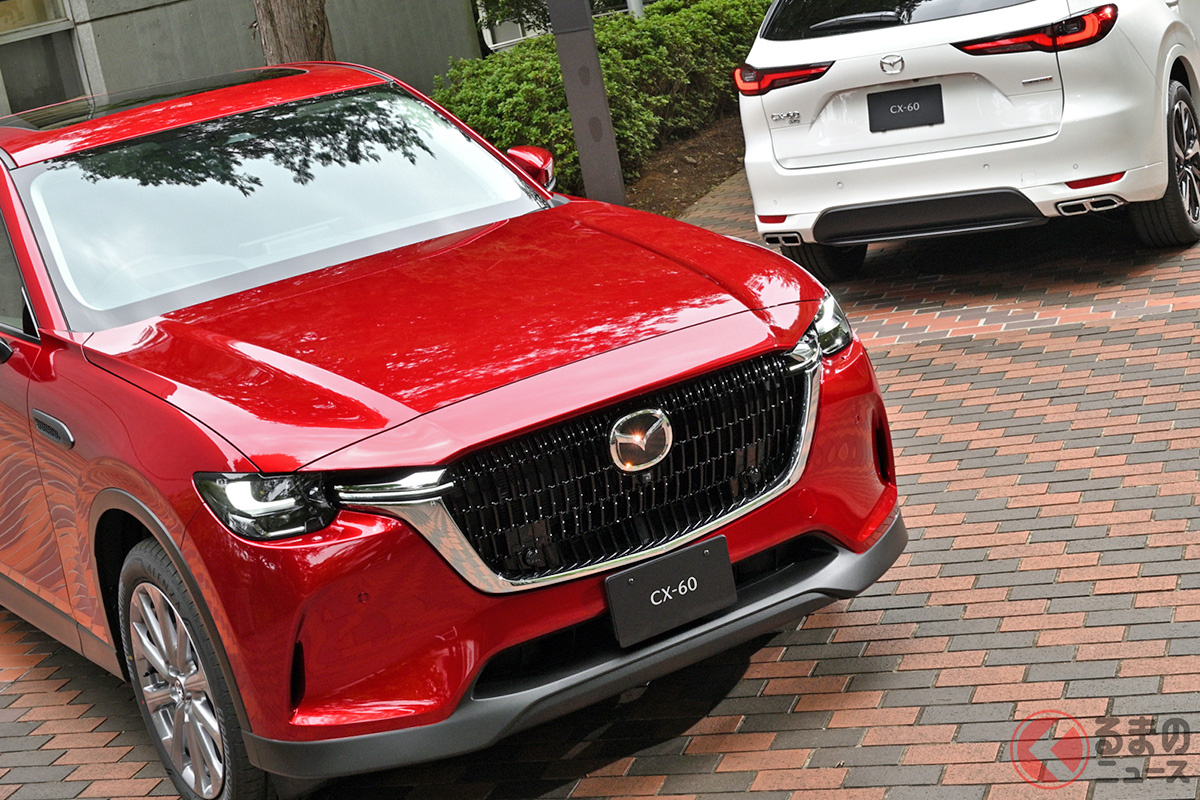 マツダ 新型「CX-60」(手前:「ソウルレッドクリスタルメタリック」/奥は新色「ロジウムホワイトプレミアムメタリック」)