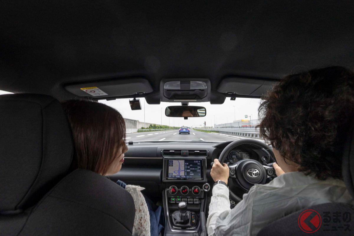 女性とのドライブデート。いまのスポーツカーなら「運転中」も二人の仲は離れない!?