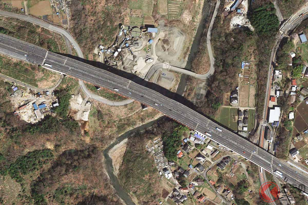 相模川水系の鶴川に架かる中央道の鶴川大橋（(C)Google）