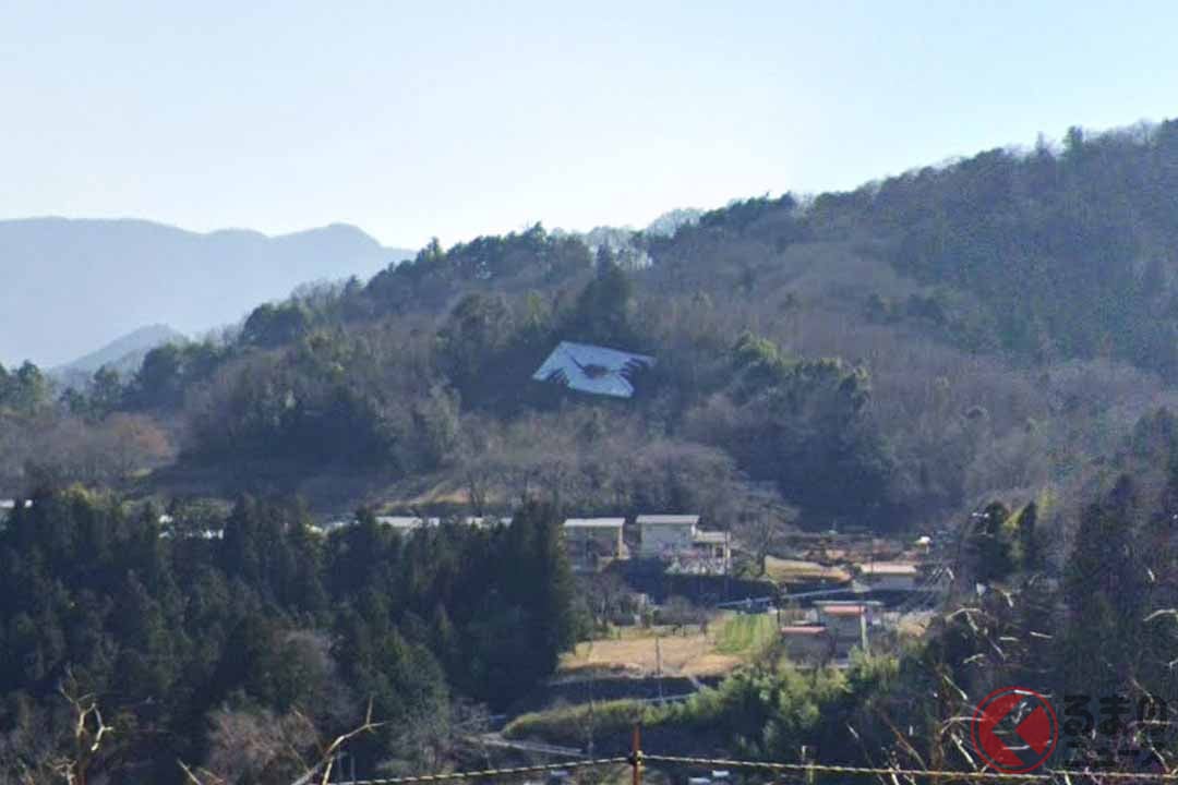 中央道から見える「緑のラブレター」((C)Google)