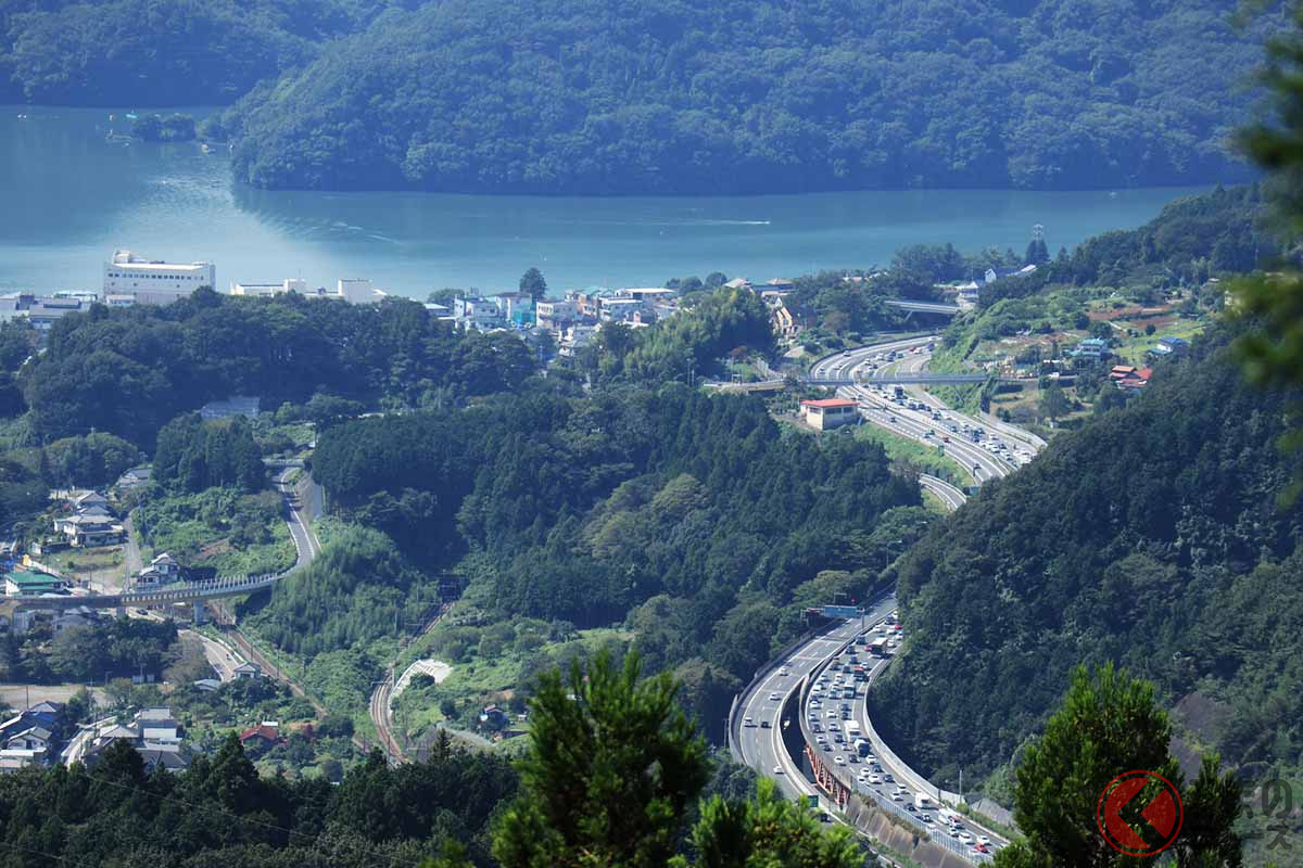 中央道と相模湖（画像：写真AC）