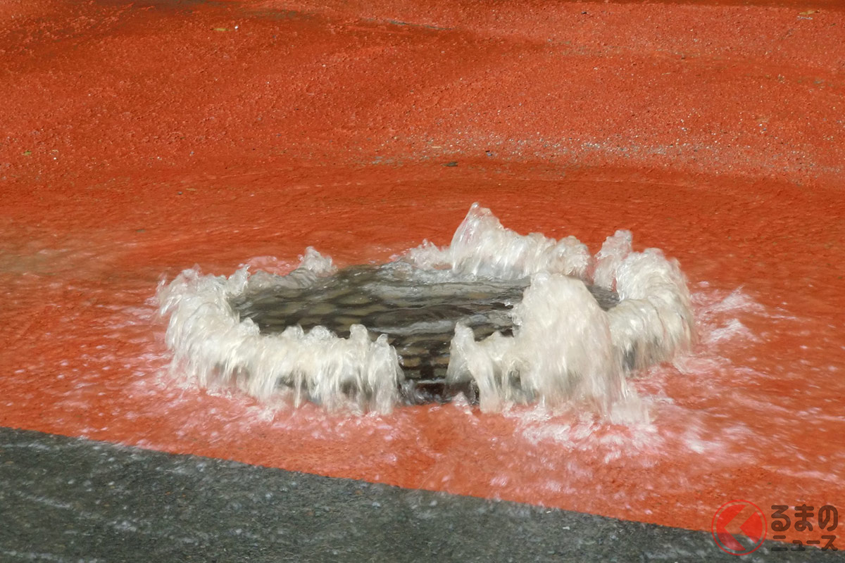 なぜマンホールは滑りやすい? 鉄製だから? 実は別の理由があった?