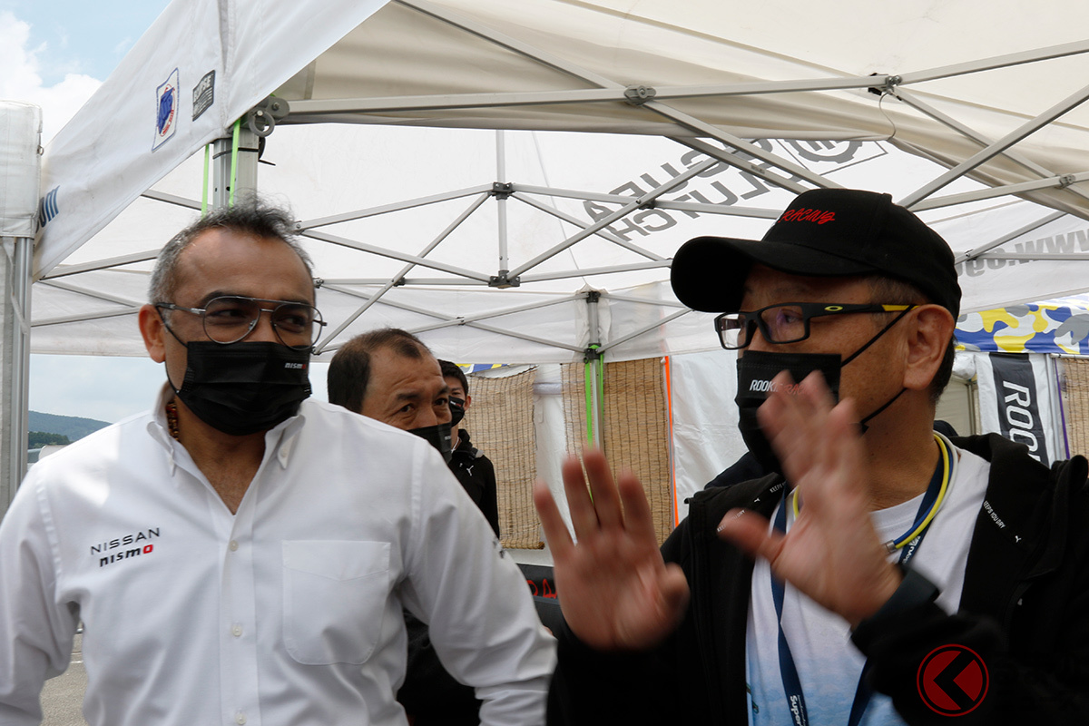 日産のCOOであるアシュワニ グプタ氏(左)とトヨタ社長の豊田章男氏(右)が会話を交わす様子