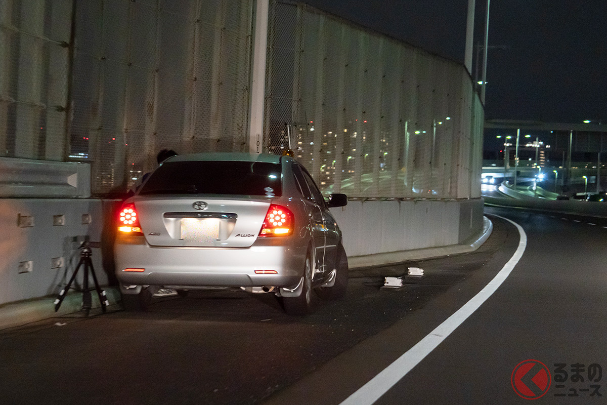 台場線2.8kmポストにある非常駐車帯に警察車両のトヨタ「アリオン」が停車していた(撮影:加藤博人)