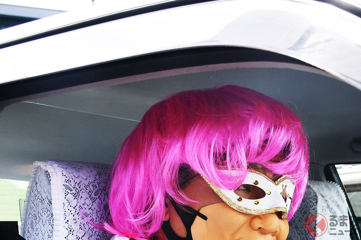 ピンク髪の怪しい「妖精からの要請タクシー」に乗車する妖精代理乗務員