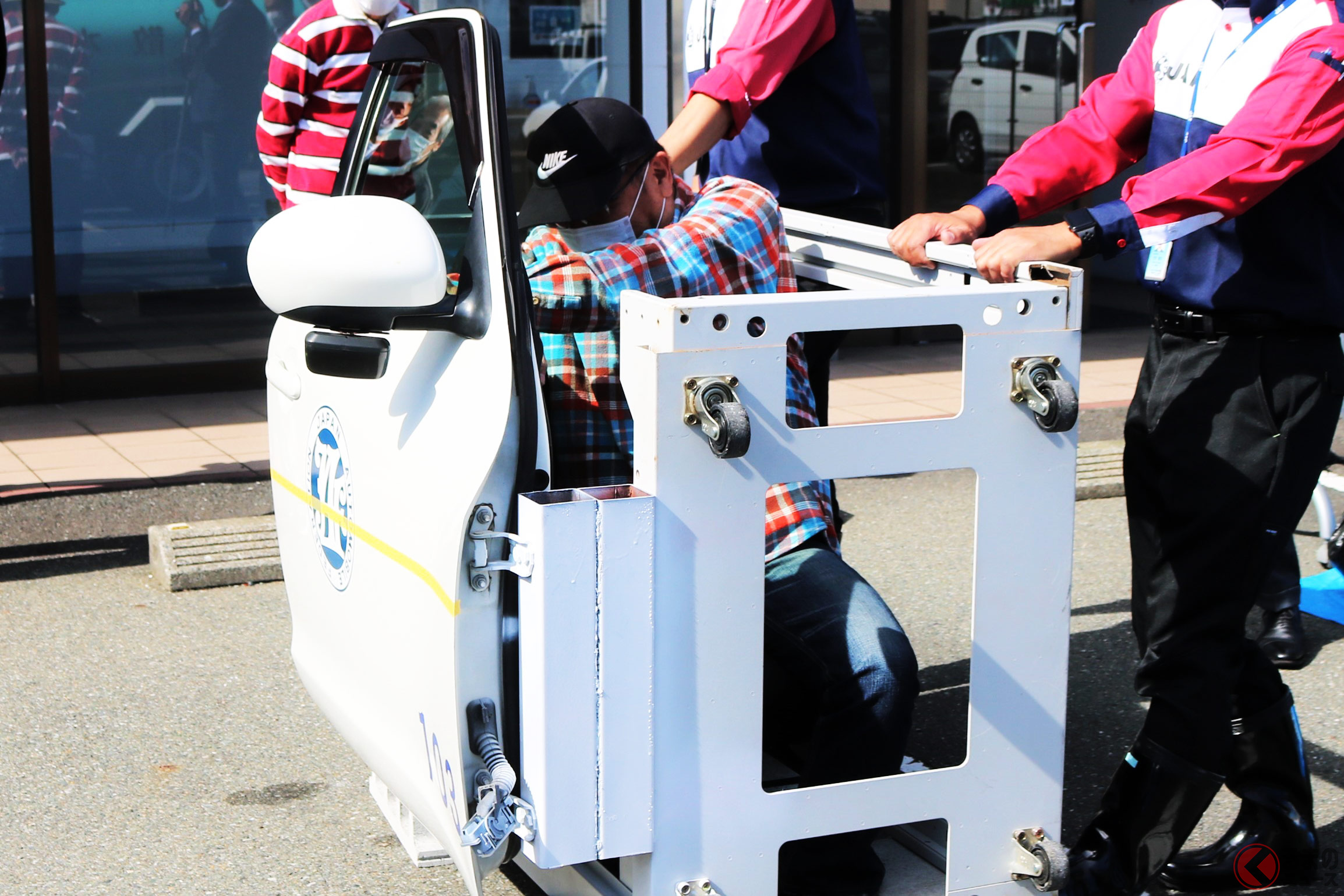 「ドアが開かない!」JAF福岡支部がおこなった実証実験の様子(画像提供:JAF福岡支部)