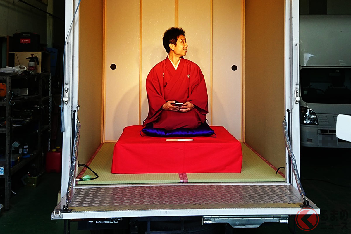 トラックに再現された寄席! 畳張りの床に舞台が設置され、完璧な雰囲気を再現