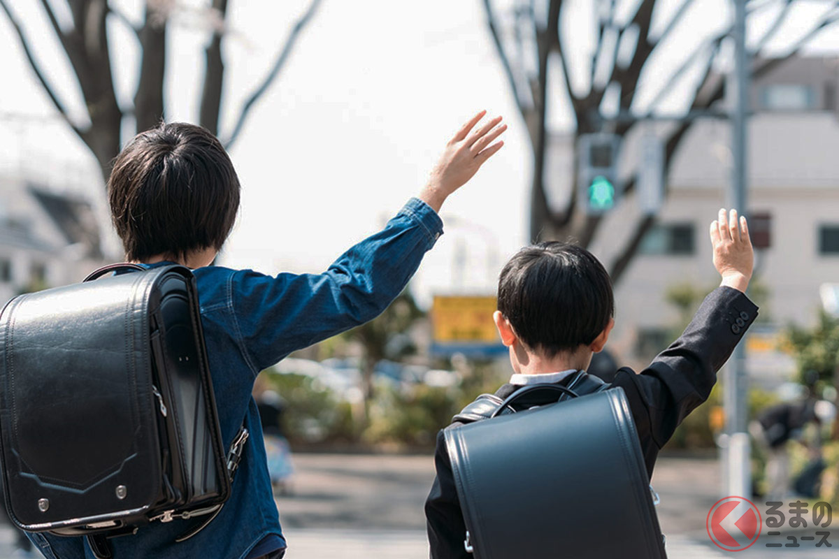 信号機の有無によらず横断歩道では手を挙げて渡りましょう! クルマやバイクからも認識しやすく!