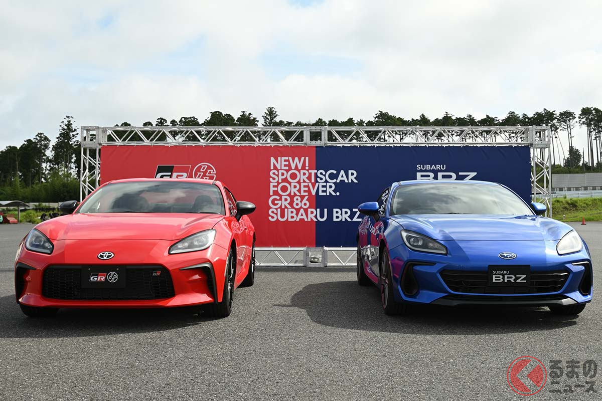 待望の2代目となる新型GR86(左)と新型BRZ(右)