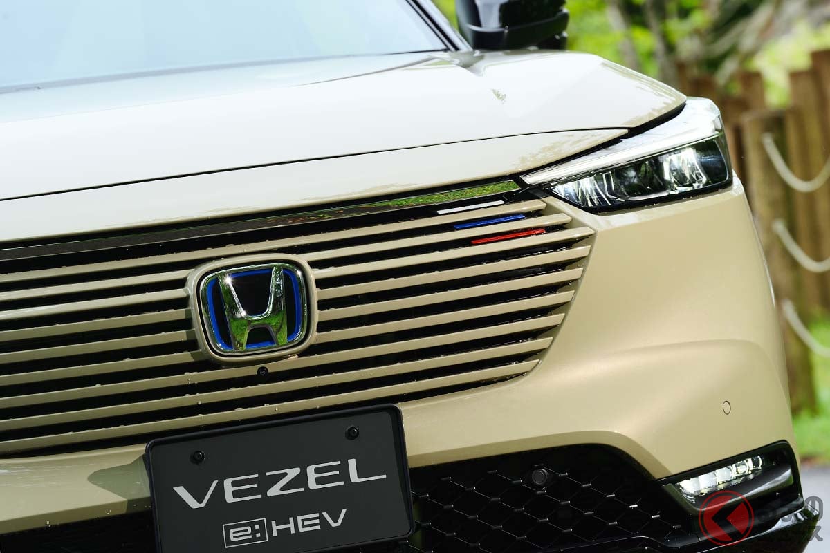 トリコロールがアクセント 新型ヴェゼルの最上級グレード「e:HEV PLaY」