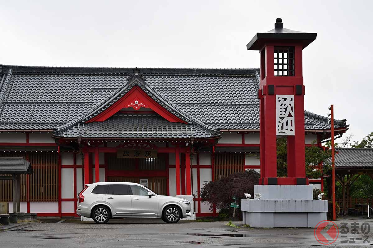 新潟県にあるJR弥彦線の弥彦駅は1916年開業時から変わらない朱塗りの寺社造りになっている