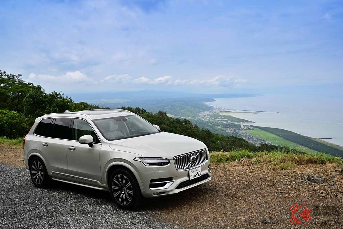 新潟県・弥彦スカイラインでのボルボ「XC90」。遠く佐渡島も望むことができた