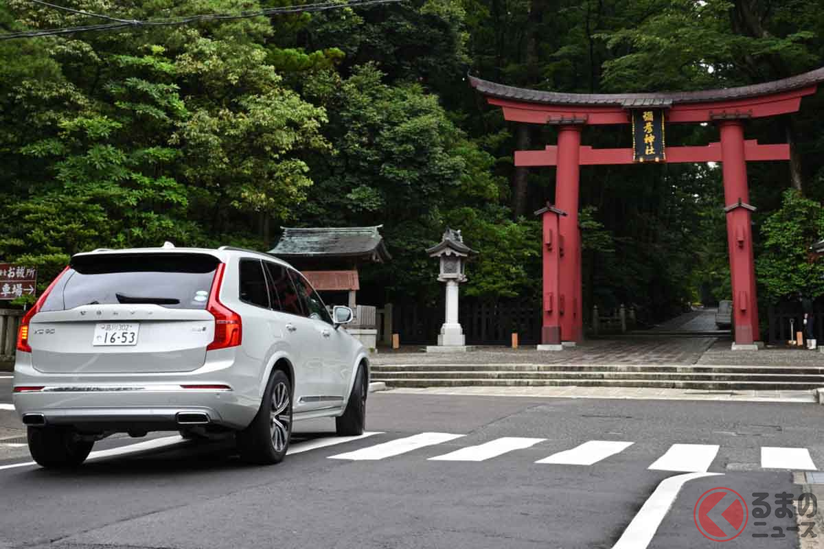 新潟県・彌彦神社の前を走行するボルボ「XC90」