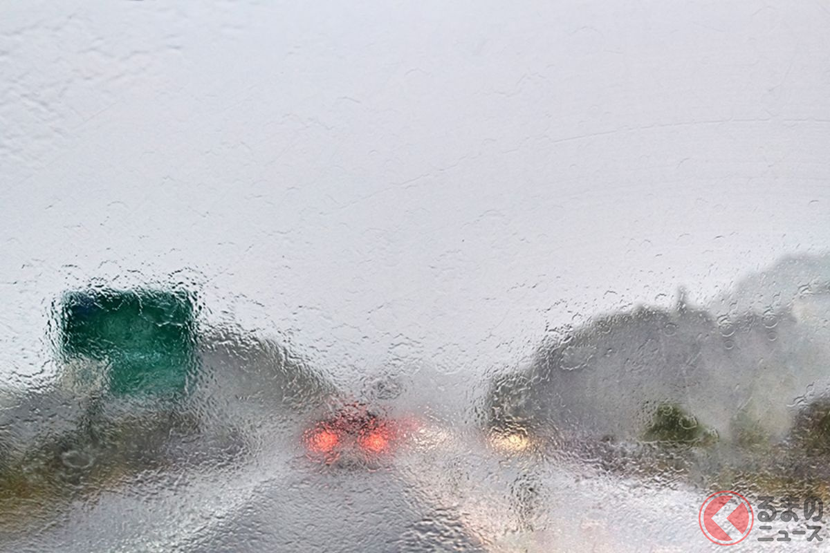 高速道路走行中、ゲリラ豪雨似遭うとワイパーを作動しても視界不良になることがある。そういう場合、落ち着いて近くのSAやPAに避難したい