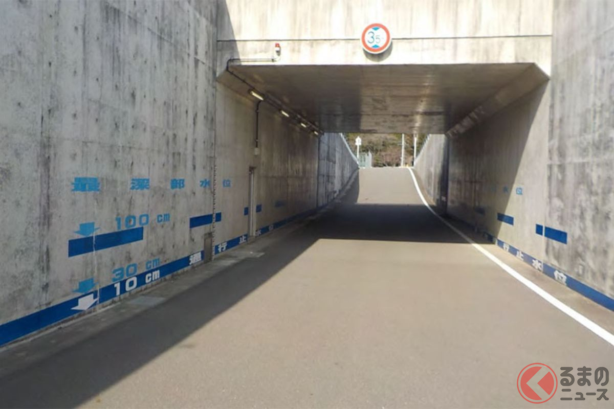 鉄道のガード下や立体交差のアンダーパスなどでは冠水が起こりやすい