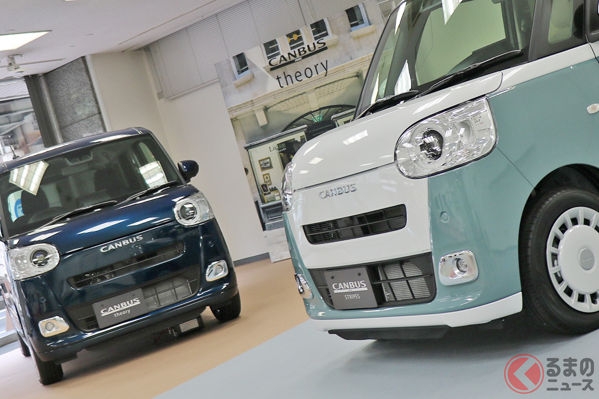 ダイハツ 新型「ムーヴキャンバス セオリー」(左)と「ムーヴキャンバス ストライプス」(右手前)