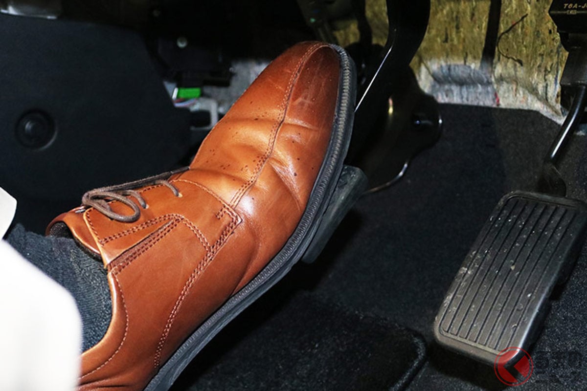 「左足ブレーキ」はアリなのか? 慣れなければ危険も…慣れれば踏み間違えは置きづらい?