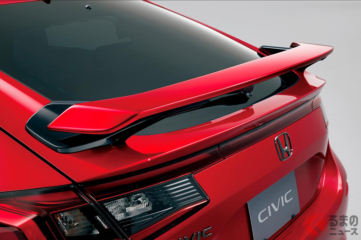 新型シビックのカスタムパーツ(テールゲートスポイラー・ブラックエンブレム)